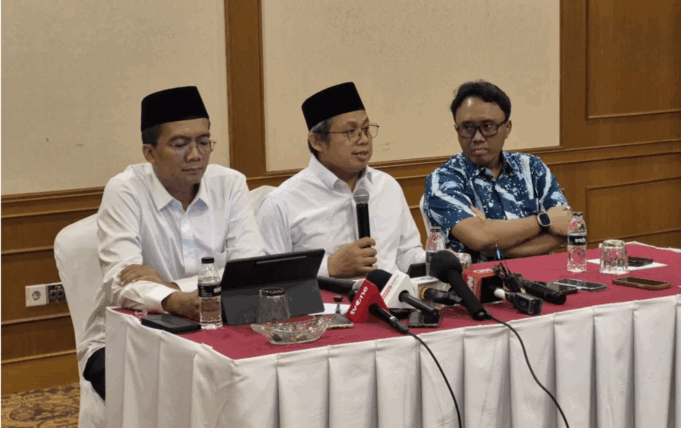 Katib Syuriyah Pengurus Besar Nahdlatul Ulama (PBNU) KH Sarmidi Husna (tengah) dan Wakil Sekretaris Jenderal (Wasekjen) PBNU Nur Hidayat (kiri) dalam konferensi pers di Jakarta, Kamis (27/11/2025). ANTARA/Sean Filo Muhamad.