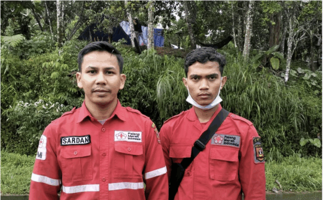 Koordinator Tim dari PMI Kabupaten Agam untuk pos galodo Malalak Sardan (kiri) di Agam, Jumat (28/11/2025) ANTARA/Muhammad Zulfikar