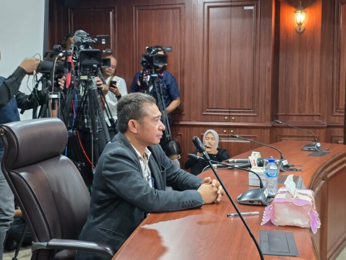 Wakil Ketua Koordinatoriat Wartawan Parlemen (KWP) sekaligus wartawan senior, Erwin Siregar, saat memberikan kesaksian dalam sidang Mahkamah Kehormatan Dewan (MKD) terkait polemik video lima anggota DPR RI yang berjoget usai Sidang Tahunan MPR/DPR/DPD pada 15 Agustus 2025.