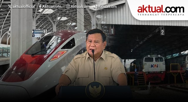 Prabowo Minta PT KAI Tidak Khawatir Soal Whoosh Presiden Prabowo Subianto (kanan) berbincang dengan Menteri Koordinator Infrastruktur dan Pembangunan Kewilayahan Agus Harimurti Yudhoyono (kiri) dan Menteri Sekretaris Negara Prasetyo Hadi (tengah) saat meresmikan Stasiun Tanah Abang Baru di Jakarta, Selasa (4/11/2025). Presiden Prabowo meresmikan Stasiun Tanah Abang dengan nilai proyek lebih dari Rp309 miliar yang mencakup pembangunan gedung stasiun baru dengan luas bangunan 18.150 meter persegi dan jalur eksisting sepanjang 1.489 meter single track, serta penambahan dan pengembangan berbagai fasilitas penunjang sehingga mampu melayani penumpang 300 ribu orang perhari. ANTARAFOTO/Galih Pradipta/YU (ANTARA FOTO/GALIH PRADIPTA)