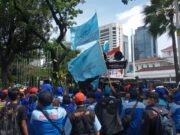 Massa Buruh Blokir Jalan Depan Balai Kota DKI Jakarta, Tuntut UMP Naik Rp6 Juta