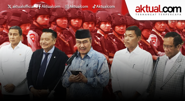 Ketua Komisi Percepatan Reformasi Polri Jimly Asshiddiqie (tengah) bersama para anggota komisi; Penasihat Khusus Presiden Bidang Keamanan dan Ketertiban Masyarakat dan Reformasi Kepolisian Ahmad Dofiri (kiri); Wakil Menteri Koordinator Bidang Hukum, HAM, Imigrasi, dan Pemasyarakatan Otto Hasibuan (kedua kiri); Kapolri periode 2019–2021 Jenderal Pol. (Purn.) Idham Aziz (kedua kanan); dan Menteri Koordinator Bidang Politik, Hukum dan Keamanan periode 2019–2024 sekaligus Ketua Mahkamah Konstitusi periode 2008–2013 Mahfud MD (kanan) memberikan keterangan pers di Gedung Mabes Polri, Jakarta, Senin (10/11/2025). ANTARA/Nadia Putri Rahmani.