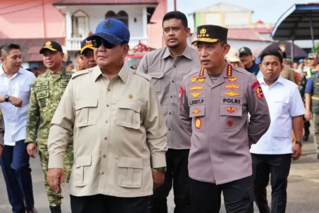 Kapolri Jenderal Pol. Listyo Sigit Prabowo (kanan) mendampingi Presiden RI Prabowo Subianto meninjau lokasi pengungsian korban banjir di Tapanuli Tengah, Sumatera Utara, pada Senin (1/12/2025). ANTARA/HO-Divisi Humas Polri