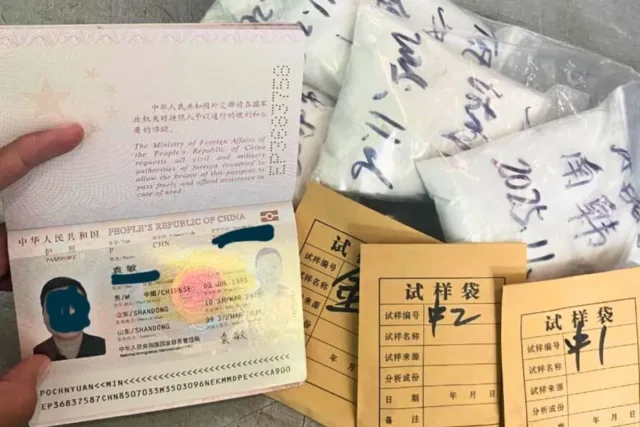 Bahan mineral yang diduga akan diselundupkan seorang WNA dari China melalui Bandara Khusus PT Indonesia Weda Bay Industrial Park (IWIP) Weda Bay, Maluku Utara, Jumat (5/12/2025). (ANTARA/HO-Kejaksaan Agung RI)