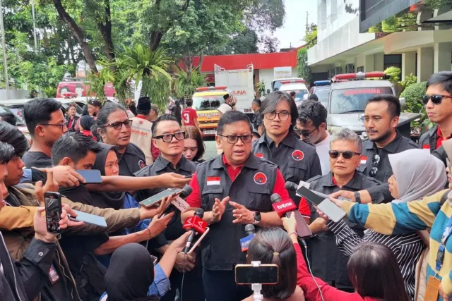 Sekretaris Jenderal DPP PDI Perjuangan, Hasto Kristiyanto, menjawab pertanyaan wartawan di Sekolah Partai PDIP, Lenteng Agung, Jakarta Selatan, Senin (29/12/2025). (ANTARA//Fianda Sjofjan Rassat)
