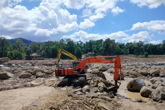 1000588723.jpg Proses perbaikan jalan rusak dampak banjir bandang yang melanda Salareh Aia, Kecamatan Palembayan, Kabupaten Agam, Selasa (16/12/2025). ANTARA/Yusrizal.