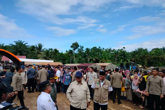 1000630420.jpg Presiden Prabowo Subianto sedang meninjau lokasi hunian sementara di Lapangan Sepak Bola SDN 05 Kayu Pasak, Nagari Salareh Aia, Kecamatan Palembayan, Kabupaten Agam, Kamis (18/12/2025). ANTARA/Yusrizal.