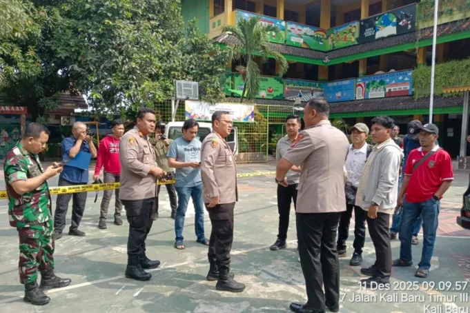 1d461675-86d9-4cfc-92e6-0333769e74f8.jpeg Kapolres Metro Jakarta Utara Kombes Pol Erick Frendriz didampingi jajarannya meninjau lokasi kecelakaan mobil yang merangsek masuk ke halaman SDN Kalibaru 01 Cilincing, Jakarta Utara, sehingga menyebabkan sejumlah siswa dan guru luka-luka pada Kamis (11/12/2025) pagi. ANTARA/HO-Polres Metro Jakut.