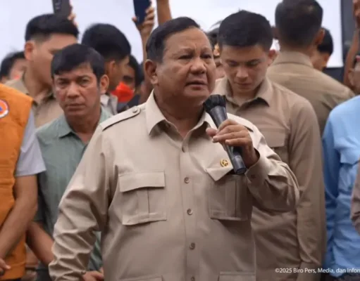 Kenapa Pemerintah Belum Tetapkan Darurat Bencana Nasional di Sumatra? Pengamat: Padahal Semua Indikator Terpenuhi! Presiden RI Prabowo Subianto saat berdialog dengan warga terdampak bencana di posko pengungsian di kawasan Jembatan Aceh Tamiang, Aceh, Jumat (12/12/2025). ANTARA/HO-Sekretariat Presiden