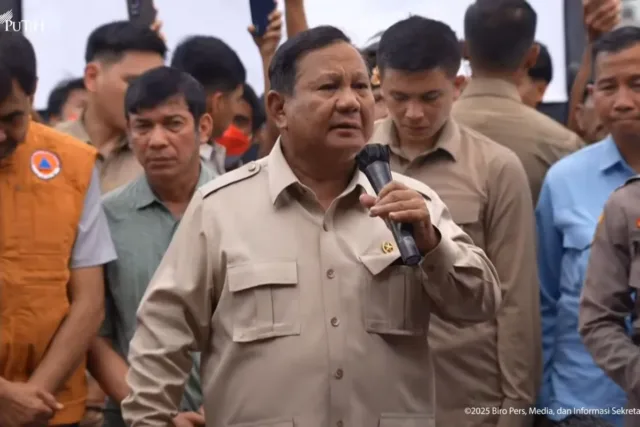 Presiden RI Prabowo Subianto saat berdialog dengan warga terdampak bencana di posko pengungsian di kawasan Jembatan Aceh Tamiang, Aceh, Jumat (12/12/2025). ANTARA/HO-Sekretariat Presiden