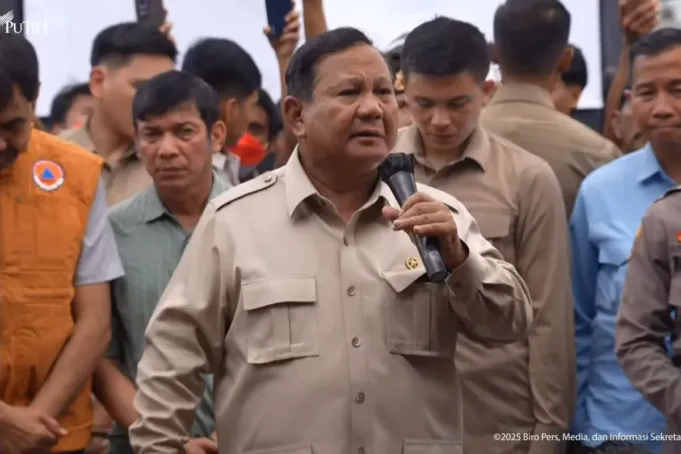 20251212_125511_YouTube.jpg Presiden RI Prabowo Subianto saat berdialog dengan warga terdampak bencana di posko pengungsian di kawasan Jembatan Aceh Tamiang, Aceh, Jumat (12/12/2025). ANTARA/HO-Sekretariat Presiden
