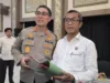 Polda Jatim Tangkap Tersangka MY Terkait Kasus Pengusiran Lansia Kabid Humas Polda Jatim Kombes Pol Jules Abraham Abast bersama Dirreskrimum Polda Jatim Kombes Pol Widi Atmoko. (ANTARA/Willi Irawan)