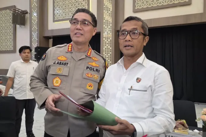 583989.jpg Kabid Humas Polda Jatim Kombes Pol Jules Abraham Abast bersama Dirreskrimum Polda Jatim Kombes Pol Widi Atmoko. (ANTARA/Willi Irawan)