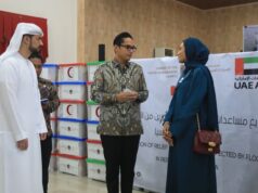 Indonesia Tolak Bantuan Asing Termasuk 30 Ton Beras UEA Wali Kota Medan, Rico Bayu Tri Putra Waas bersama perwakilan Uni Emirat Arab (UEA) saat menyerahkan bantuan beras di Posko Bantuan Bencana Kota Medan, Gedung PKK, Medan Petisah, Sabtu (13/12/2025)(Dokumentasi Pemko Medan)