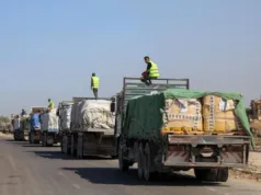 Hamas Konfirmasi Syahid Komandan Senior dalam Serangan Udara Israel Ilustrasi - Truk-truk pengangkut bantuan terlihat di Deir al-Balah, Jalur Gaza tengah, pada 16 Oktober 2025. Konvoi truk bantuan dari Program Pangan Dunia (WFP) berhasil mencapai sebuah gudang di Gaza tanpa penjarahan, dan terjadi penurunan drastis dalam insiden penjarahan. ANTARA/Rizek Abdeljawad/Xinhua/pri