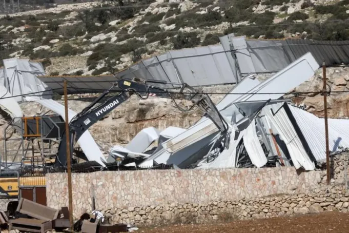 Buldoser militer Israel menghancurkan sebuah fasilitas di kota Beit Oula, barat laut Hebron di Tepi Barat, pada 3 Desember 2025. ANTARA/XInhua/Mamoun Wazwaz