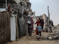 Meski Ada Gencatan Senjata, Krisis Kemanusiaan di Gaza Makin Buruk Warga Palestina terlihat di antara puing-puing di dalam kamp pengungsi Shati di sebelah barat Kota Gaza, 24 November 2025. ANTARA/Xinhua/Rizek Abdeljawad