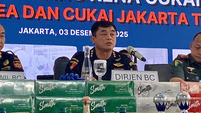 Direktur Jenderal Bea Cukai Letjen TNI Purn Djaka Budhi Utama Brantas Rokok Ilegal