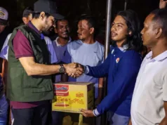 Gubernur Mualem Tak Pernah Izinkan Bupati Mirwan Umrah Saat Aceh Selatan Dilanda Bencana Gubernur Aceh Muzakir Manaf menyerahkan bantuan kepada pengungsi banjir dan longsor di Aceh Utara, Minggu (30/11/2025). ANTARA/HO-Tim Gubernur Aceh