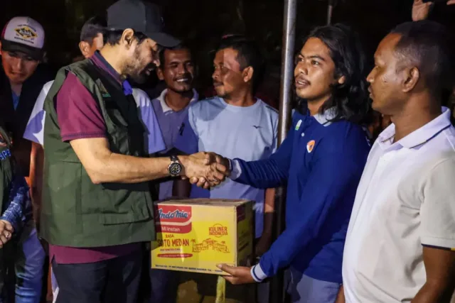 Gubernur Aceh Muzakir Manaf menyerahkan bantuan kepada pengungsi banjir dan longsor di Aceh Utara, Minggu (30/11/2025). ANTARA/HO-Tim Gubernur Aceh