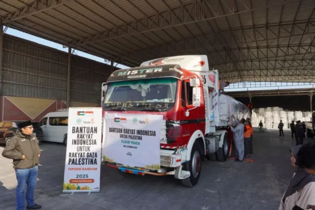 IMG-20251202-WA0003_3.jpg Truk muatan gandum yang akan diolah menjadi roti guna memenuhi kebutuhan masyarakat Palestina. ANTARA/HO-Muhammadiyah
