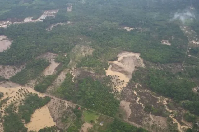 Pantauan udara yang dilakukan KLH/BPLH memperlihatkan pembukaan kawasan hulu DAS untuk perkebunan dalam peninjauan Menteri LH/Kepala BPLH Hanif Faisol Nurofiq ke Aceh, Minggu (14/12/2025) ANTARA/HO-KLH