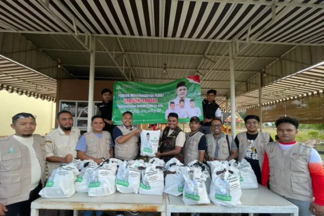 Pengurus Pemuda Muhammadiyah saat menyalurkan bantuan untuk kader terdampak bencana banjir, di Bireuen, Aceh, Rabu (24/12/2025). ANTARA/HO-PWPM Aceh