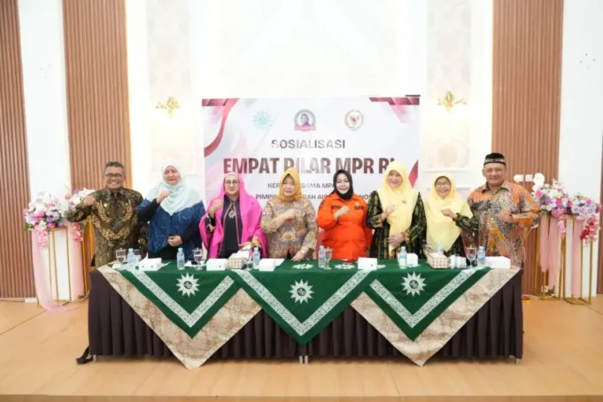 Plt Sekjen MPR RI Siti Fauziah berfoto bersama saat sosialisasi Empat Pilar Kebangsaan. (ANTARA/HO-MPR)