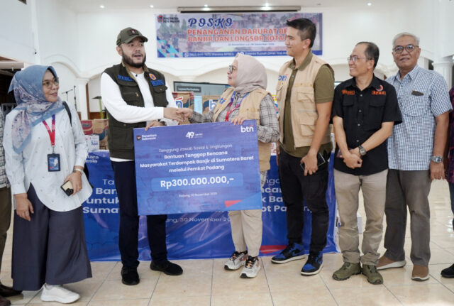 Presiden RI Prabowo Subianto memasuki pesawat kepresidenan untuk bertolak ke Sumatra Utara, di Pangkalan Udara Halim Perdanakusuma, Jakarta, Senin (1/12/2025). ANTARA/HO-BPMI Sekretariat Presiden.