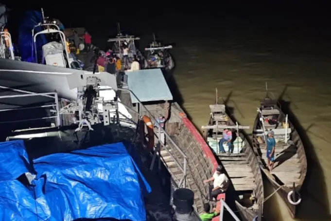 KRI Sutedi Senoputra-378 mendistribusikan logistik ke kapal nelayan untuk selanjutnya dibawa ke titik lokasi banjir di Aceh, Selasa (2/12/2025) dini hari. ANTARA/Ho-Pen Koarmada RI