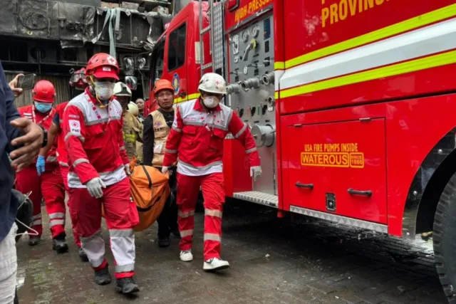 Petugas saat mengevakuasi jenazah korban kebakaran di Jakarta, Selasa (9/12/2025). ANTARA/Khaerul Izan