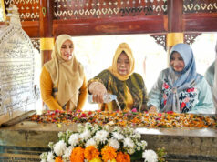 Siti Fauziah Ziarah Ke Makam Cut Nyak Dien