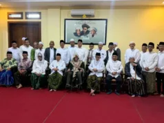 **Judul:** KH Muhibul Aman Tegaskan Keputusan Rapat Konsultasi PBNU Final dan Mengikat Pertemuan kiai sepuh dan mustasyar PBNU untuk rekonsiliasi Ketua Umum PBNU Yahya Cholil Staquf dan Rais Aam Miftachul Akhyar di Pesantren Lirboyo, Kediri, Jawa Timur, Kamis (25/12/2025). ANTARA/HO-PBNU