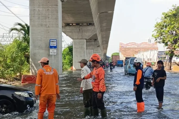 Banjir rob yang terjadi di Jalan RE Martadinata, Papanggo, Tanjung Priok, Jakarta Utara, Jumat (5/12/2025). (ANTARA/HO-BPBD).