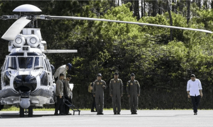Presiden Prabowo Subianto (kiri) didampingi Seskab Tedy Indra Wijaya (kanan) tiba di Bandara Raja Sisingamangaraja XII usai mengunjungi Tapanuli Tengah, di Tapanuli Utara, Sumatera Utara, Senin (1/12/2025). Presiden Prabowo mengatakan akan memprioritaskan pengiriman bantuan ke lokasi terdampak banjir di Tapanuli Tengah dan selanjutnya Presiden akan mengunjungi Kabupaten Aceh Tenggara. ANTARA FOTO/Galih Pradipta/bar.