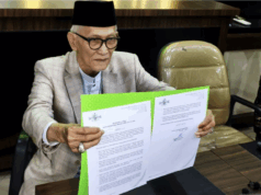 PBNU Gelar Rapat Pleno Malam Ini, Bahas Pergantian Gus Yahya Rais Aam PBNU Miftachul Ahyar menunjukkan hasil rapat internal terkait jabatan Yahya Cholil Staquf saat konferensi pers di Kantor PWNU Jatim, Surabaya, Sabtu (29/11/2025). ANTARA/Naufal Ammar Imaduddin