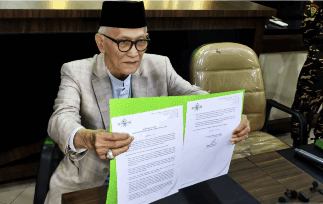 Rais Aam PBNU Miftachul Ahyar menunjukkan hasil rapat internal terkait jabatan Yahya Cholil Staquf saat konferensi pers di Kantor PWNU Jatim, Surabaya, Sabtu (29/11/2025). ANTARA/Naufal Ammar Imaduddin