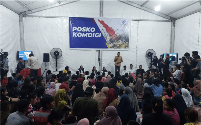 Menteri Komunikasi dan Digital Meutya Hafid saat berada di posko Trauma Healing Center di Desa Hamparan Perak, Deli Serdang, Sumatera Utara, Senin malam (1/12/2025) (ANTARA/Fitra Ashari)