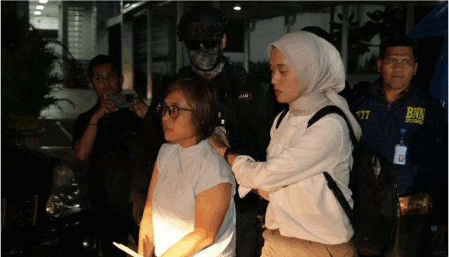 Sejumlah petugas dari BNN saat menggiring Dewi Astutik buron interpol kasus penyelundupan narkotika seberat dua ton sabu saat tiba di Terminal Bandara Soekarno-Hatta (Soetta), Tangerang, Banten. ANTARA/HO-BNN RI.