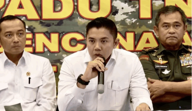 Sekretaris Kabinet Teddy Indra Wijaya (tengah) menjawab beberapa pertanyaan jurnalis saat jumpa pers di Posko Bantuan Bencana Sumatera, Lanud Halim Perdanakusuma, Jakarta, Rabu (3/12/2025). ANTARA/HO-BPMI Sekretariat Presiden.