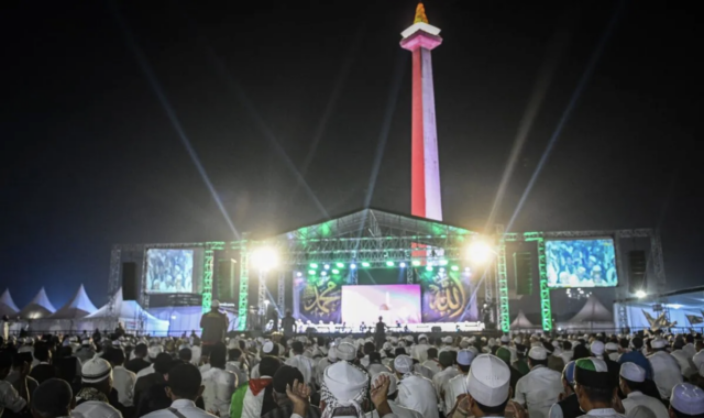 Warga membaca sholawat nabi saat mengikuti Reuni 212 di Monas, Jakarta, Selasa (2/12/2025). Kegiatan bertema "Revolusi Akhlak untuk Selamatkan NKRI dari Penjahat dan Merdekakan Palestina dari Penjajah" itu dihadiri ribuan masyarakat dari berbagai daerah. ANTARA FOTO/Sulthony Hasanuddin/bar.