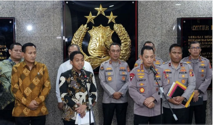 Menhut Raja Juli Antoni (ketiga kiri) dan Kapolri Jenderal Pol. Listyo Sigit Prabowo (ketiga kanan) menjawab pertanyaan wartawan usai pertemuan di Gedung Rupatama Mabes Polri, Jakarta, Kamis (4/12/2025). ANTARA/HO-Kemenhut/am.