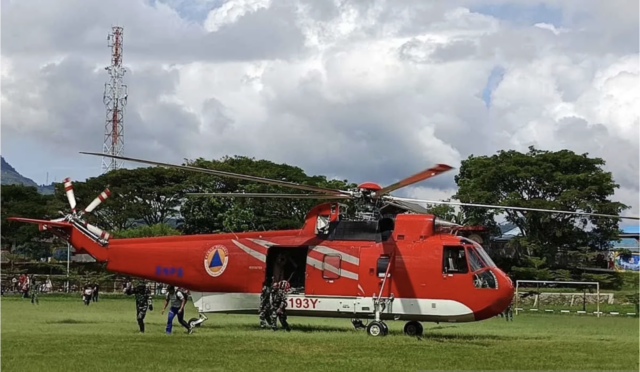 Helikopter BNPB mendarat di Lapangan Musara Alun Takengon, Sabtu (6/12/2025). ANTARA/Kurnia Muhadi/am.