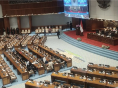 Rapat Paripurna DPR Sahkan RUU Penyesuaian Pidana Jadi UU Wakil Ketua DPR RI Sufmi Dasco Ahmad saat memimpin rapat paripurna di kompleks parlemen, Jakarta, Senin (8/12/2025). (ANTARA/Bagus Ahmad Rizaldi)