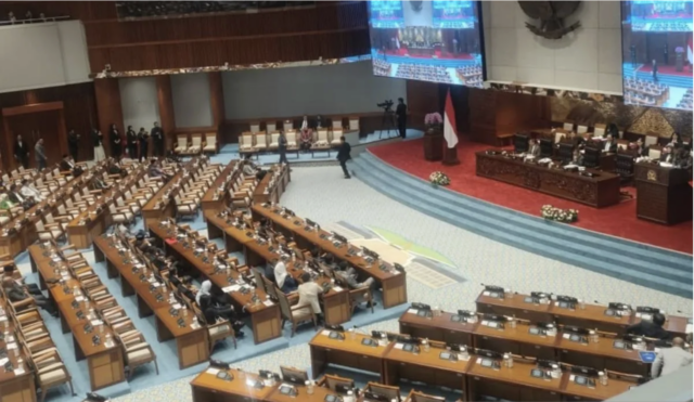 Wakil Ketua DPR RI Sufmi Dasco Ahmad saat memimpin rapat paripurna di kompleks parlemen, Jakarta, Senin (8/12/2025). (ANTARA/Bagus Ahmad Rizaldi)