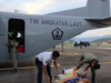 TNI Kerahkan Alutsista Angkut Bantuan Logistik ke Wilayah Terdampak Personel TNI AL memasukkan logistik ke pesawat angkut untuk didistribusikan ke wilayah Sumatera, Selasa (9/12/2025). ANTARA/HO-Humas TNI AL