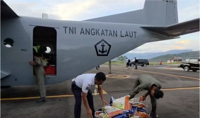 Screenshot 2025-12-09 at 11.12.11 AM Personel TNI AL memasukkan logistik ke pesawat angkut untuk didistribusikan ke wilayah Sumatera, Selasa (9/12/2025). ANTARA/HO-Humas TNI AL