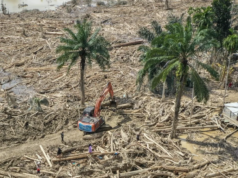 Banjir Aceh Seret Kayu Gelondongan, Polri Telusuri Dugaan Illegal Logging di Sungai Tamiang Petugas mengoperasikan eskavator untuk membersihkan jalan akses antardesa dari batang-batang kayu gelondongan pascabanjir bandang di Desa Tanjung Karang, Karang Baru, Kabupaten Aceh Tamiang, Aceh, Minggu (7/12/2025). Akses penghubung Desa Tanjung Karang dan Desa Menang Gini yang sempat tertutup tumpukan kayu gelondongan akhirnya bisa terbuka usai pemerintah mengerahkan alat berat untuk pembersihan sehingga mobilitas masyarakat, termasuk distribusi bantuan menjadi bisa dilakukan. ANTARA FOTO/Erlangga Bregas Prakoso/app/nz