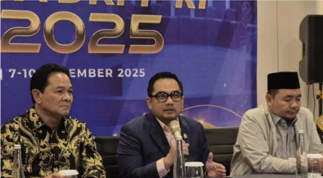 Ketua Komisi II DPR RI Rifqinizamy Karsayuda saat menghadiri acara Laporan Kinerja DKPP 2025 di Lembang, Jawa Barat, Senin (8/12/2025). ANTARA/Ilham Nugraha