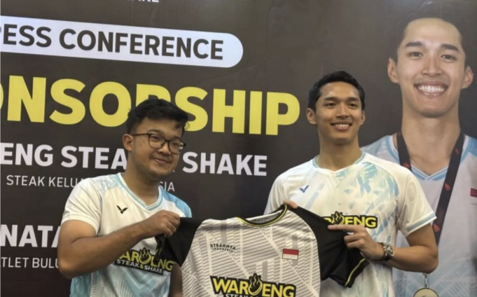 Komisaris Waroeng Steak and Shake Yuga Adhiyaksa (kiri) dan atlet bulu tangkis Jonatan Christie (kanan) berfoto bersama usai penandatanganan kontrak kerjasama di Daddies Arena, Tangerang Selatan, Kamis (4/12/2025). ANTARA/Arindra Meodia.